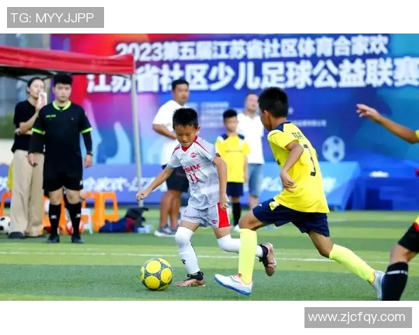 足球明星在社会公益和青少年培养方面的贡献与影响分析